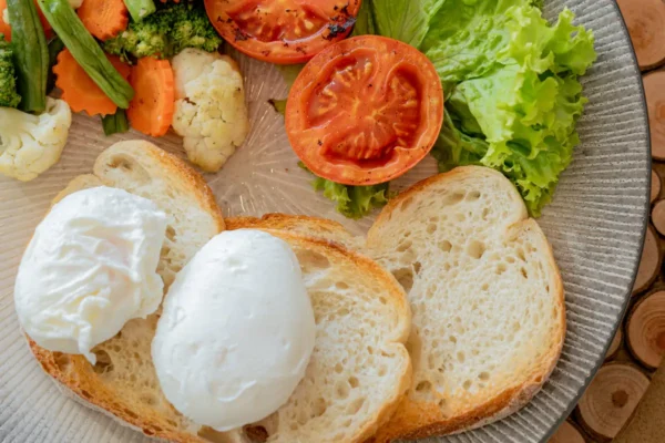 Toast, eggs and green vegetable salad