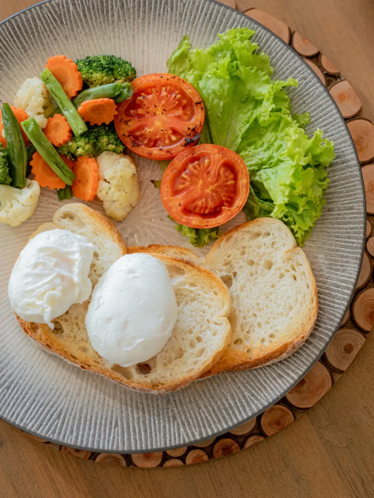 Toast, eggs and green vegetable salad