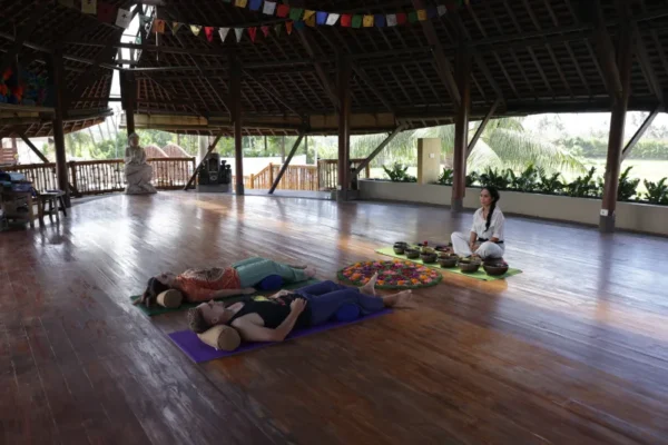 Yoga meditation assisted by a yogi using a singing bowl